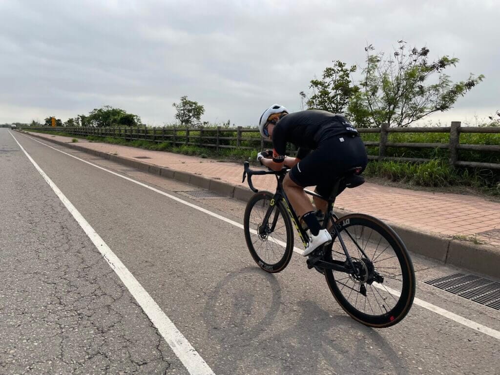 會讓公路車初學者上癮的「風切聲」，我們都在享受破風的感覺！