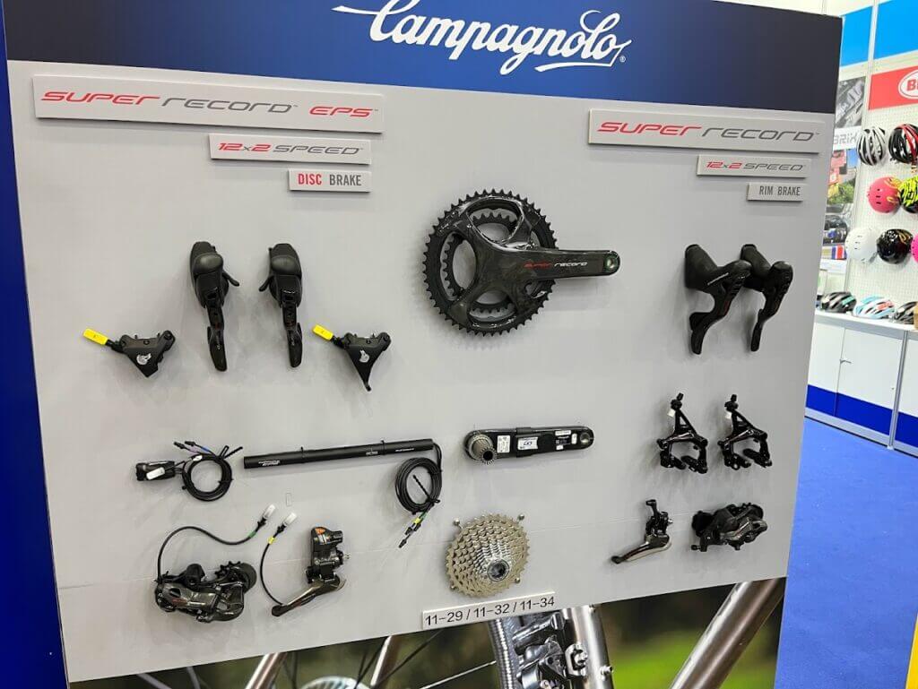 Campagnolo 的super record EPS套件,上面清楚顯示出傳動套件組成有哪些零件(電子變速多了電池與控制器)