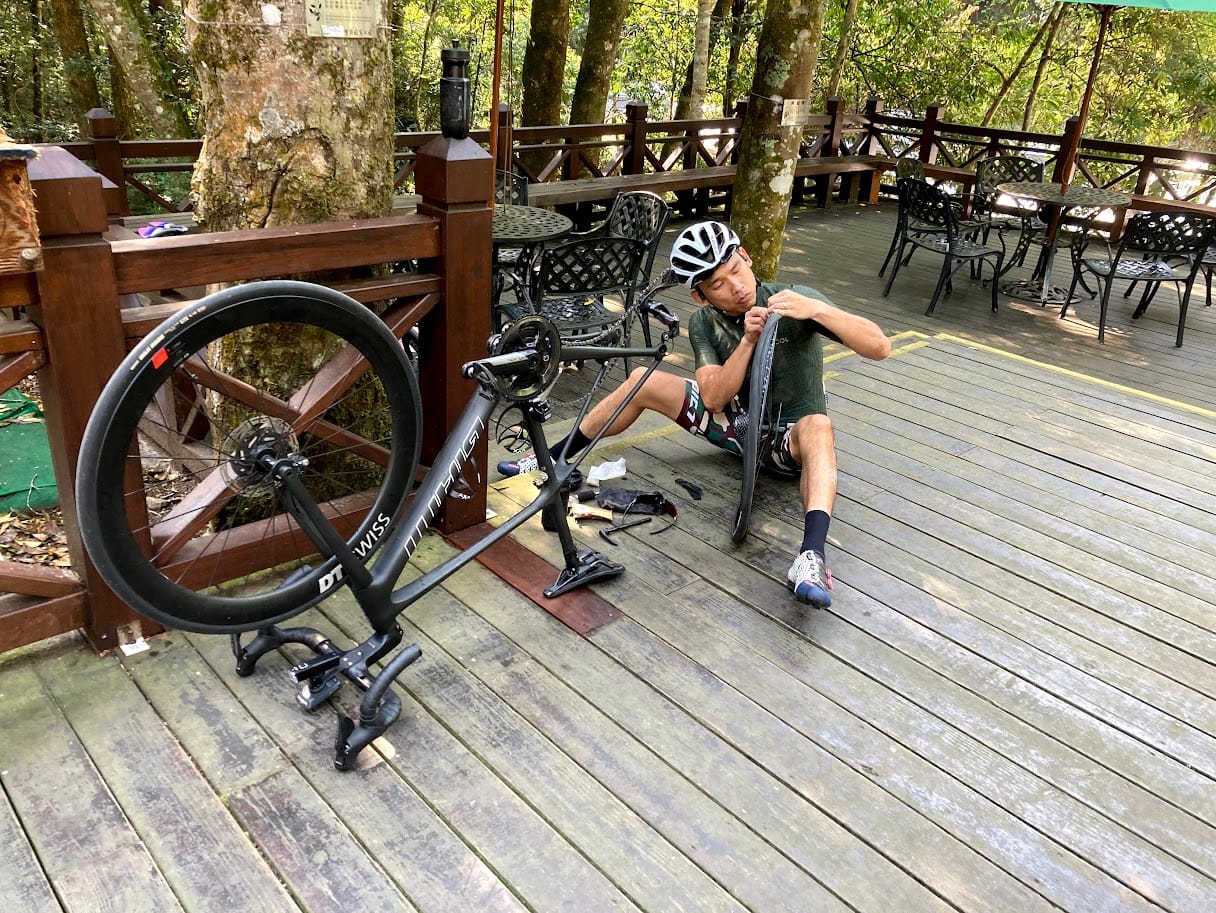 外騎爆胎怎麼辦？實用又不廢話的公路車隨身工具指南