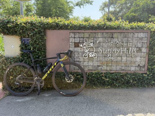 鳳山寺往松柏嶺的路上會經過知名鳳梨酥店－微熱山丘