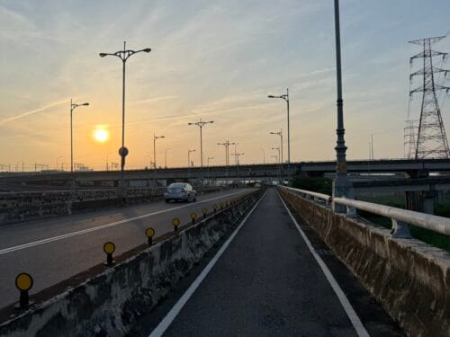 好久沒有在公路車上看日出了