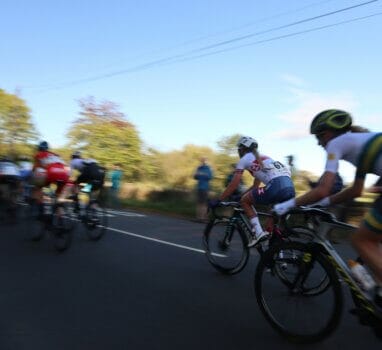 【單車新手必看】摔車了不能攻擊？主車群的江湖規矩：環法潛規則大公開