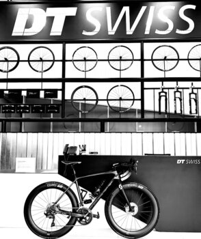 從瑞士小鎮到鐵人世界冠軍：DT Swiss 輪組到底在神什麼？一篇文搞懂性能狂的最愛