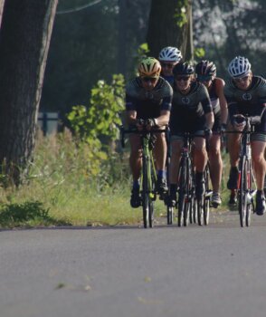 新手必看：別再帥不過三秒！從職業車隊的豪賭，學會你的「能量管理」與「賽道配速」