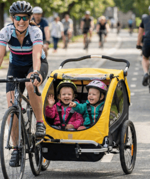 誰說帶雙胞胎不能騎車？親子拖車選購聖經，把「小惡魔」變成最佳領航員
